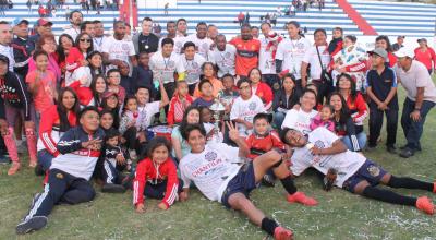 Los jugadores del Chantillín Grande festejan el título del 'Campeonato de campeones' de 2018. 