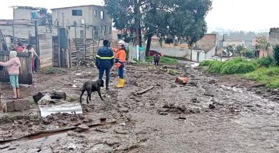 Personas observan los daños que dejó el desbordamiento de la quebrada en La Pulida, el 23 de abril de 2023.