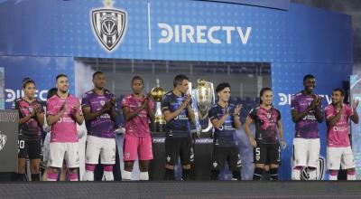 Los jugadores y jugadoras de Independiente lucen la camiseta que usarán en la temporada 2022.