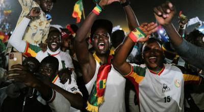 Miles de aficionados celebran en Dakar después del título de Senegal en la Copa de África, el 6 de febrero de 2022.