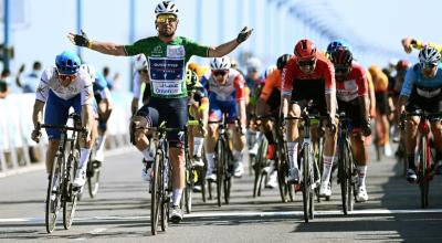Mark Cavendish festeja la victoria en la Etapa 2 del Tour de Omán, el viernes 11 de febrero de 2022. 