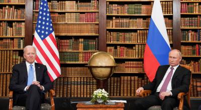 El presidente de Estados Unidos, Joe Biden, y el presidente de Rusia, Vladimir Putin, durante la cumbre entre ambos países, en Suiza, el 16 de junio de 2021.