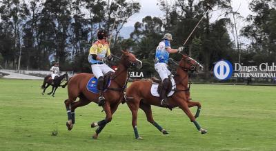 Jugadores de la selección de polo de Ecuador y Estados Unidos, en Puembo, el 12 de febrero de 2022.