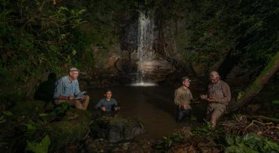 Investigadores tomando muestras de agua en un río de la Amazonía.