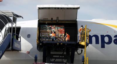 Un avión con carga en el Aeropuerto Internacional Mariscal Sucre de Quito, en febrero de 2022.