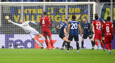 El arquero Samir Handanovic no logra detener el cabezazo de Firmino, que convierte el primer gol para el Liverpool en la victoria sobre el Inter de Milán, el miércoles 16 de febrero de 2022, por los octavos de final de la Champions League.