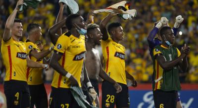 Los jugadores de Barcelona festejan la victoria ante Torque, en el Estadio Banco Pichincha, el 15 de febrero de 2022.