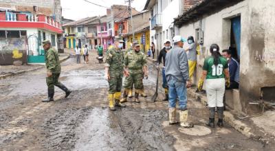 Los militares ayudaron en las tareas de limpieza en el Barrio Santa Rosa en Rumiñahui, 18 de febrero de 2022.