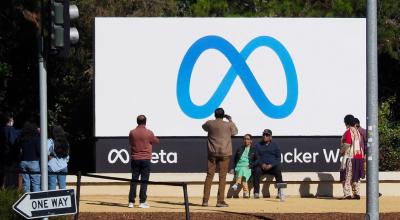 Un grupo de visitantes frente a un cartel con el logotipo y el nombre 'Meta' en Menlo Park, California, el 29 de octubre de 2021. 