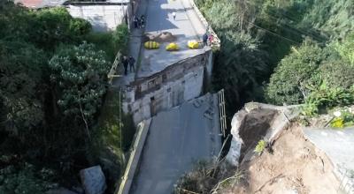 Imagen del colapso puente de Girón, en la provincia del Azuay, producto de las intensas lluvias, la noche del 20 de febrero de 2022.