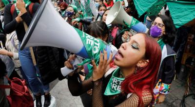 Colectivos feministas celebran frente a la Corte Constitucional, en Bogotá, la despenalización del aborto hasta las 24 semanas de gestación, en Colombia