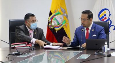 Iván Saquicela, presidente del CNJ, entrega la terna sobre la Judicatura a Hernán Ulloa, presidente del Cpccs, el 22 de febrero de 2022.