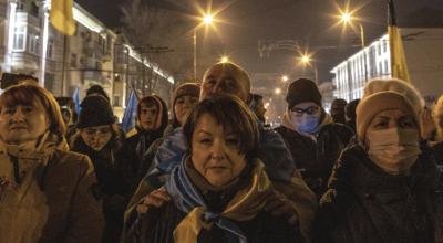 Ucranianos asisten a una concentración para protestar tras la decisión de Moscú de reconocer formalmente como independientes dos regiones del este de Ucrania, el 22 de febrero de 2022.