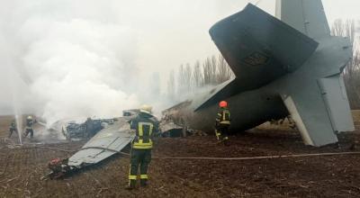 Rescatistas trabajan en la zona donde se estrelló un avión de las Fuerzas Armadas ucranianas que, según el Servicio Estatal de Emergencias, fue derribado en la región de Kiev, el 24 de febrero de 2022.