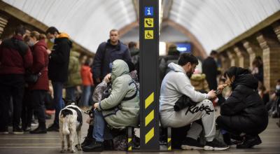 Ciudadanos ucranianos se refugian en la estación de metro de Kiev, tras la alarma de las sirenas antiaéreas, el 24 de febrero de 2022.