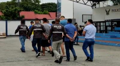 Ocho personas son llevadas al Cuartel Modelo de la Policía en Guayaquil, tras ser detenidas el 23 de febrero de 2022, por contaminar contenedores con droga.