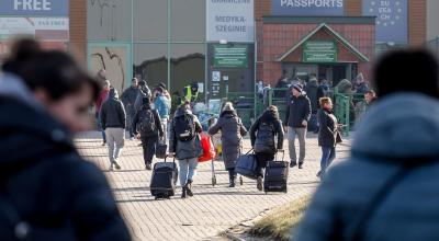 Miles de personas que huyen del ataque ruso en Ucrania llegan a la ciudad fronteriza de Medyka en Polonia, el 26 de febrero de 2022. 