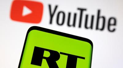 Logos de Youtube y del canal RT, luego de la sanción impuesta al portal ruso, 26 de febrero de 2022.