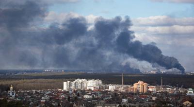 Panorámica de la capital ucraniana Kiev, tras la caída de un misil ruso en las afueras de la ciudad, el 27 de febrero de 2022.