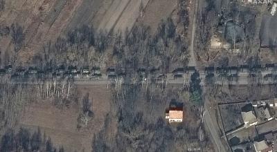 Imágenes satelitales de la empresa Maxar muestran tanques rusos en la ciudad de Ivankiv, con dirección a Kiev, el 27 de febrero de 2022.