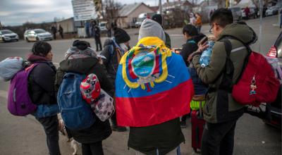 Estudiantes ecuatorianos cruzan de Ucrania a Eslovaquia, por Vysne Nemecke, el 1 de marzo de 2022.