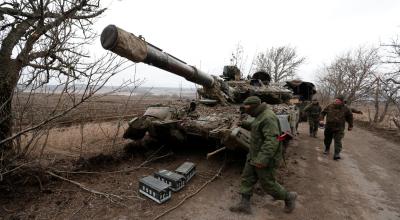 Separatistas prorrusos caminan cerca de un tanque abandonado en la región de Donetsk, en Ucrania, el 1 de marzo de 2022.