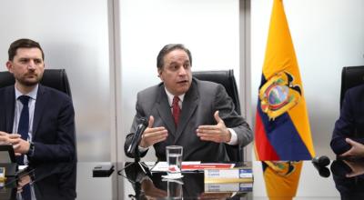 El ministro de Finanzas, Simón Cueva (centro) y el representante del FMI, Julien Reynaud (izquierda) durante una rueda de prensa, en Quito, el 8 de septiembre de 2021.