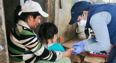 Un funcionario del INEC encuesta a una mujer sobre el estado de salud de su hijo, el 3 de marzo de 2022.