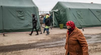 Una mujer camina junto a un campamento para refugiados de Mariúpol, Ucrania, el 5 de marzo de 2022. 