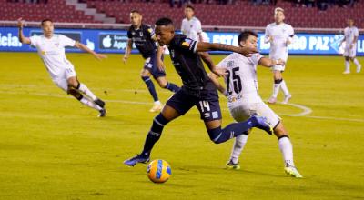 José Carabalí, de Universidad Católica, pelea la pelota con Andrés López, de Liga de Quito, por la Fecha 3 de la LigaPro, el sábado 5 de marzo de 2022.