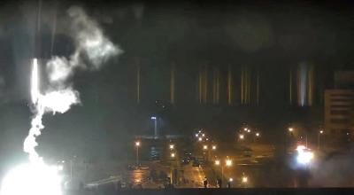 Una cámara de videovigilancia muestra el humo que sale de la central de Zaporiyia, luego del ataque ruso, el 4 de marzo de 2022.