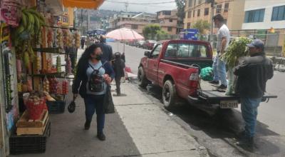 Personas caminan por la calle Moromo, en la parroquia Turubamba, en el sur de Quito, el 7 de marzo de 2022.