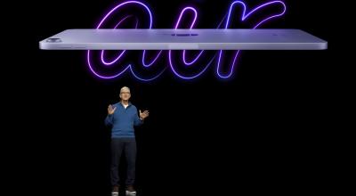 CEO de Apple, Tim Cook, mientras presenta el nuevo iPad Air durante el evento Apple el 8 de marzo de 2022.