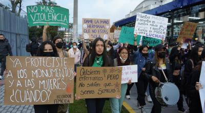 Mujeres marchan por el Día de la Mujer en las calles de Quito, el 8 de marzo de 2022.