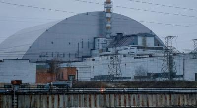 Vista general de la estructura New Safe Confinement (NSC) sobre el antiguo sarcófago que cubre el cuarto reactor dañado en la planta de energía nuclear de Chernóbil, en Ucrania, del 22 de noviembre de 2018.