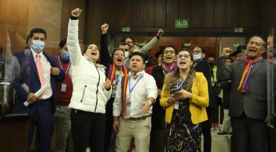 Asambleístas de Pachakutik festejan tras la aprobación de las amnistías, la madrugada de este 10 de marzo de 2022.