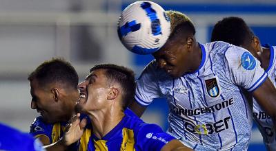 Jugadores de Delfín y 9 de Octubre, durante el partido por Sudamericana, en Manta, el 10 de marzo de 2022.