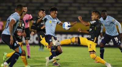 Jugadores de Universidad Católica y The Strongest disputan una pelota en el estadio Atahualpa, el 10 de marzo de 2022.