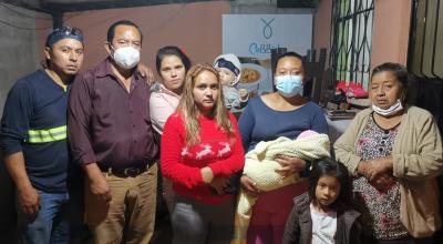 La familia de Carlos Ayo, el motociclista que murió en el cantón Rumiñahui, en su casa, el 2 de marzo de 2022.
