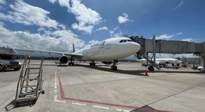 El primer vuelo humanitario llegó a Quito, el 4 de marzo de 2022, con 99 mujeres, 145 hombres, 2 menores y 3 mascotas.