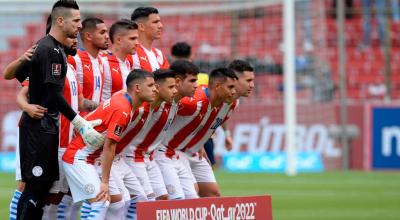 Los jugadores de la selección de Paraguay posan para la foto previa a uno de los encuentros de Eliminatorias al Mundial de Catar.