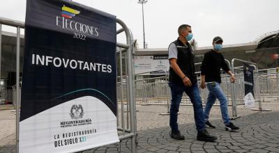 Dos personas salen de un centro de votación asignado en Bogotá, el 12 de marzo de 2022.