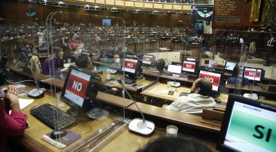 El Pleno de la Asamblea, en sesión del 13 de marzo de 2022, durante la aprobación del alza salarial a los maestros.