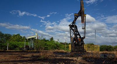 Vista externa de un balancín extractor de petróleo, en Cabimas (Venezuela), el 10 de marzo de 2022. 