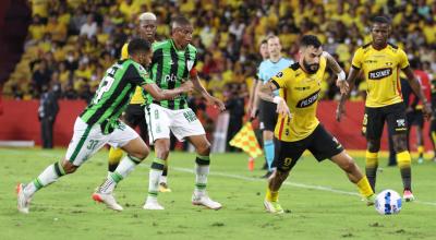 Gonzalo Mastriani disputa un balón con Everaldo y Juninho, en un partido de la Copa Libertadores entre Barcelona SC y América MG en el estadio Banco Pichincha, el 15 de marzo de 2022.