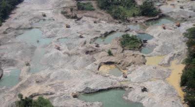 Una vista panorámica de la minería ilegal en la comunidad Yutzupino, en Napo, el 15 febrero de 2022.