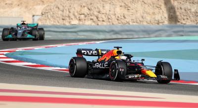 Los pilotos Max Verstappen de Red Bull y George Russell de Mercedes durante la sesión de  entrenamientos libres del Gran Premio de de Baréin, el 18 de marzo de 2022.