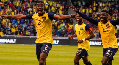 Los futbolistas ecuatorianos festejan un gol por Eliminatorias, en Quito, el 27 de enero de 2022.