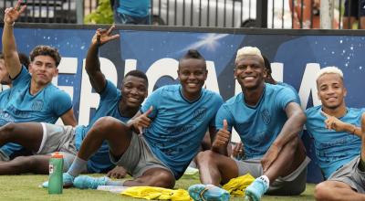 Jeremy Sarmiento, Moisés Caicedo, Danny Cabezas, Robert Arboleda y Byron Castillo sonríen en un entrenamiento de la Tri en Asunción, el 22 de marzo de 2022.