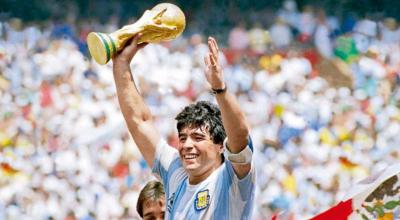 Diego Maradona, con el trofeo de la Copa Mundial de la FIFA, el 29 de junio de 1986, en el estadio Azteca, en México.